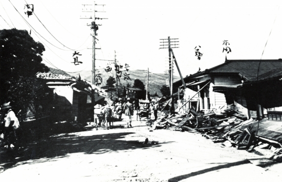関東大震災で被災した十字町通りの国道一号線の様子
