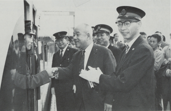新幹線1号線の運転士と握手する鈴木市長