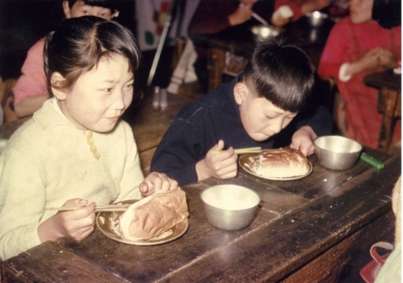 給食を食べる児童