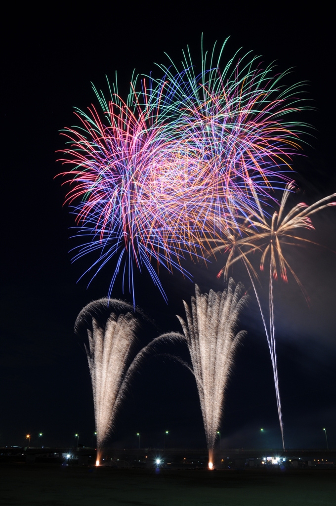 Fuegos artificiales de Odawara en el río Sakawa