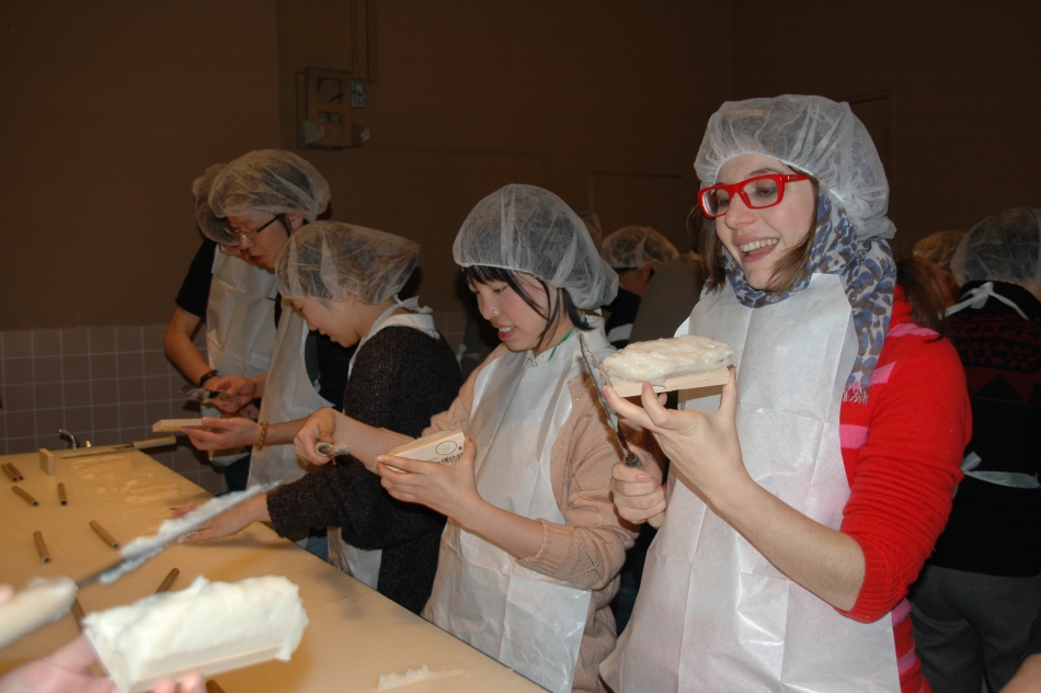 Experience making kamaboko (fish paste cakes) and chikuwa (fish paste tubes)