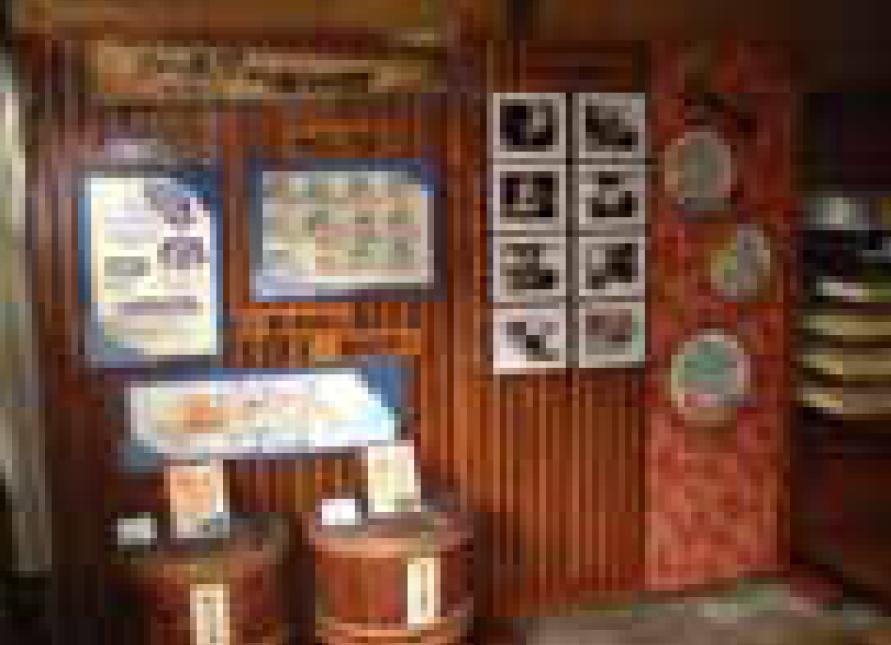 (Izquierda) Museo de Katsuobushi (bonito seco) (Kagotsune)