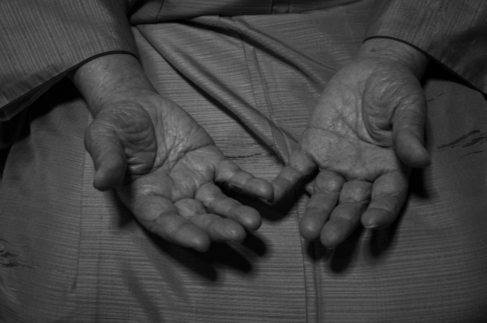94年間、三味線を弾き続けてきたその手は、今も柔らかくふくよかである。