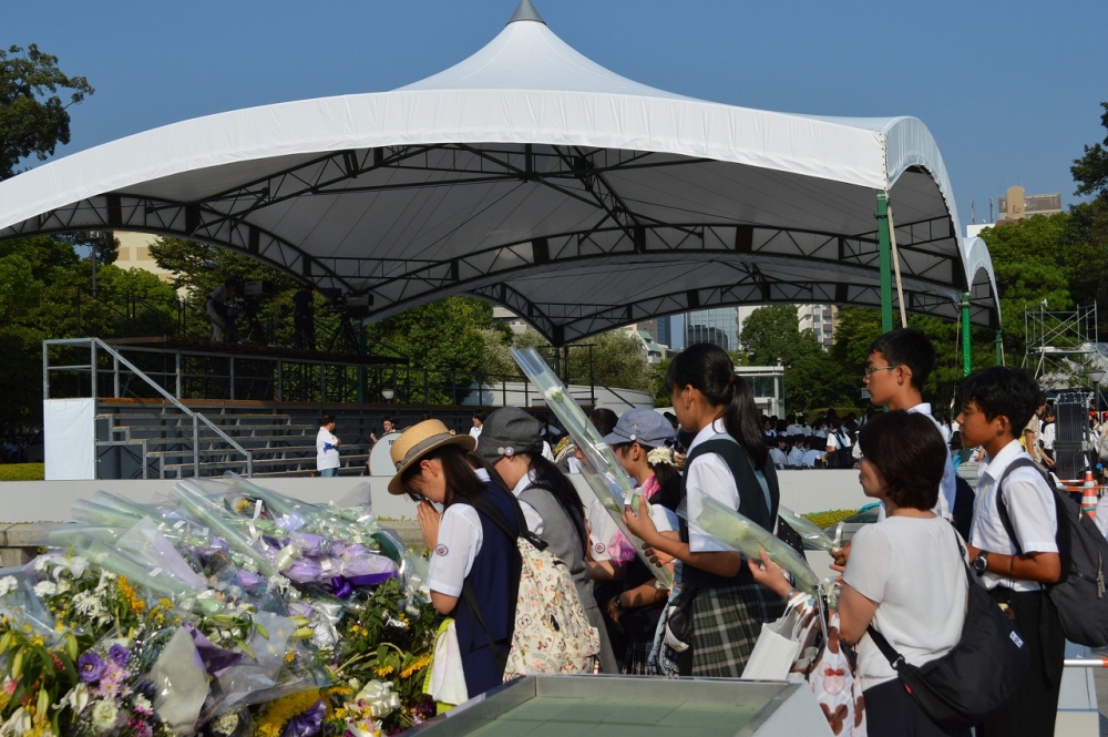 広島平和記念公園内見学（献花）