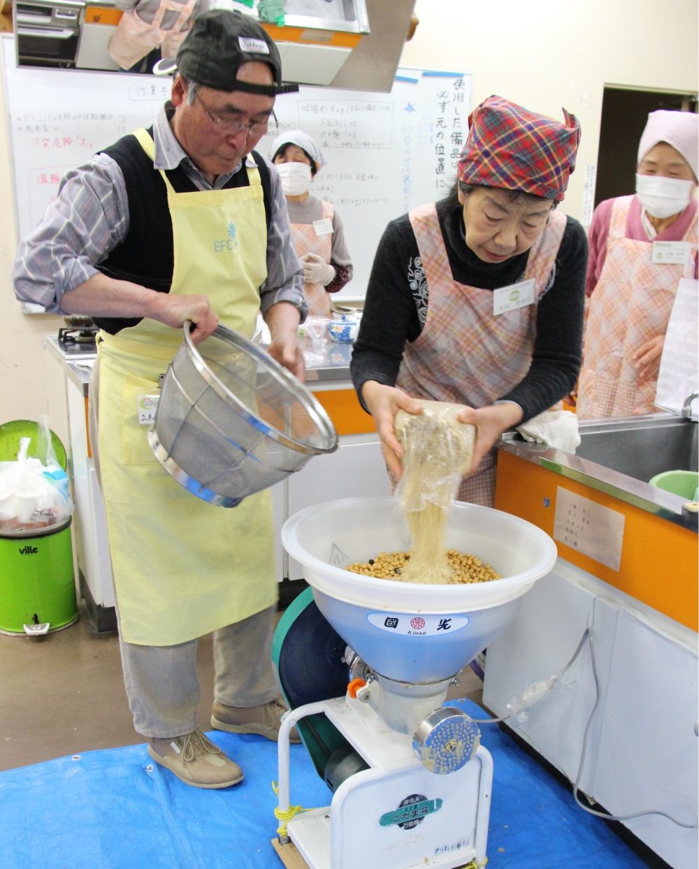 大豆を粉砕機にかける太田会長