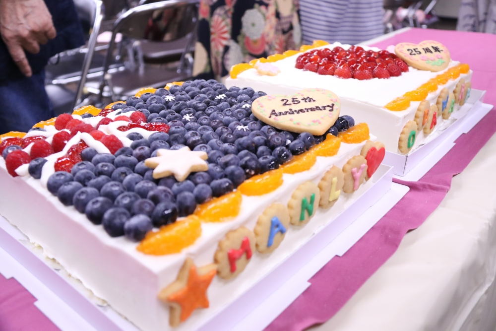 小田原産の果物を使った25周年記念ケーキ