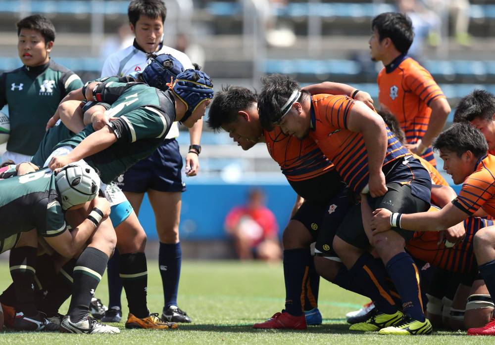 ラグビー選手が組み合っている様子