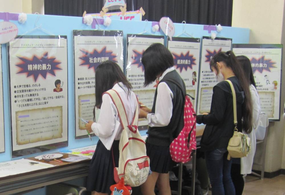 展示を熱心に見る学生