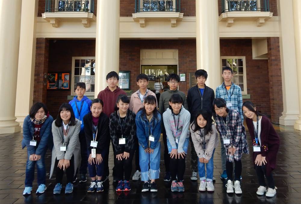 市役所前で記念撮影