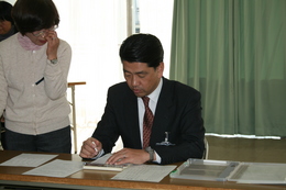 市長も皆さんに教わりながら実際に点字を打ちました