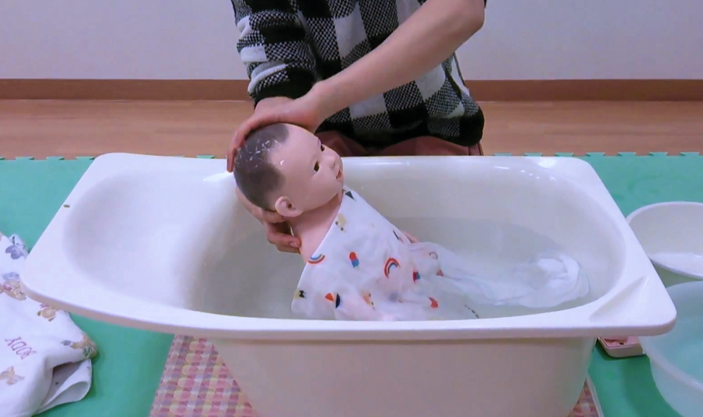 沐浴動画　※利き手で赤ちゃんを洗います