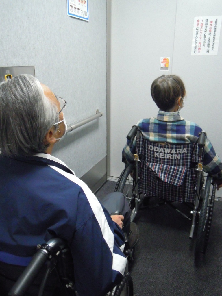 車椅子体験でエレベーターに乗る様子
