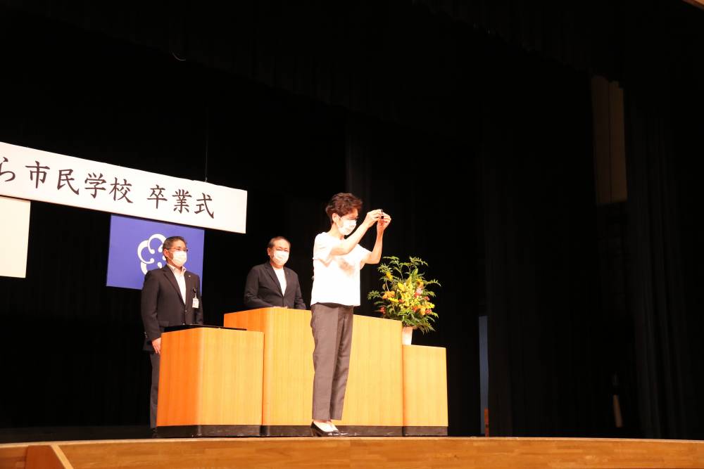 優良受講生を代表し山下幸子さんへ記念品授与
