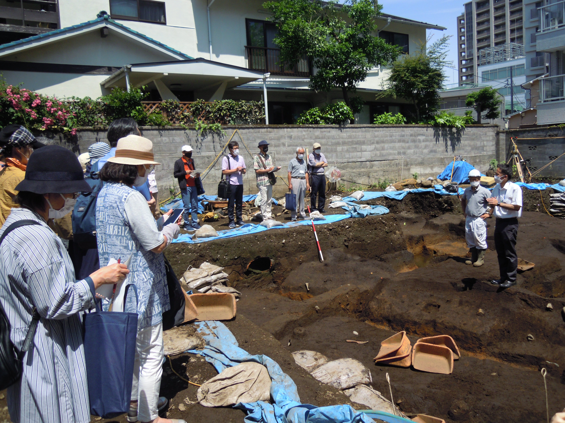 遺跡の発掘現場を見学