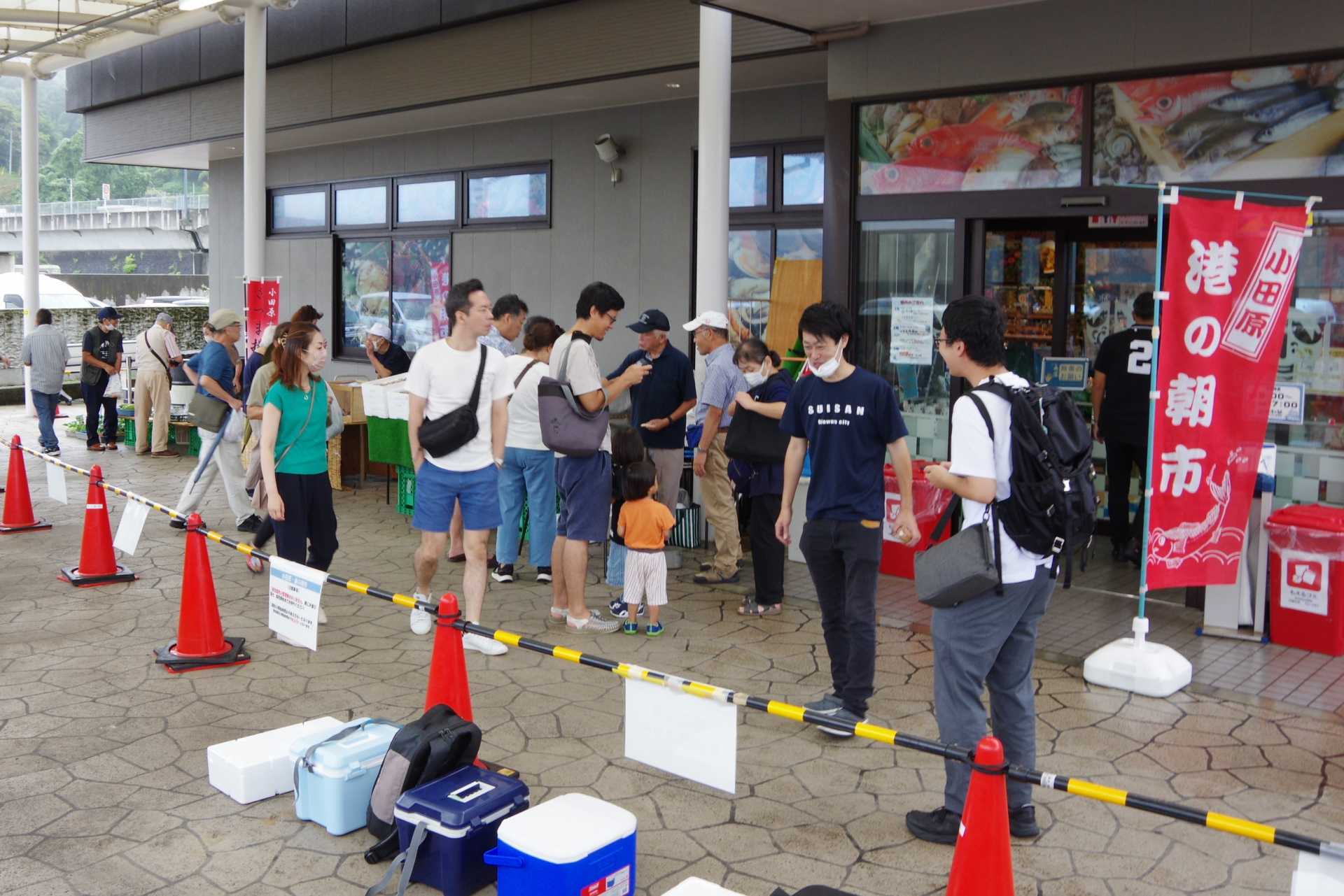 にぎわう港の朝市のようす