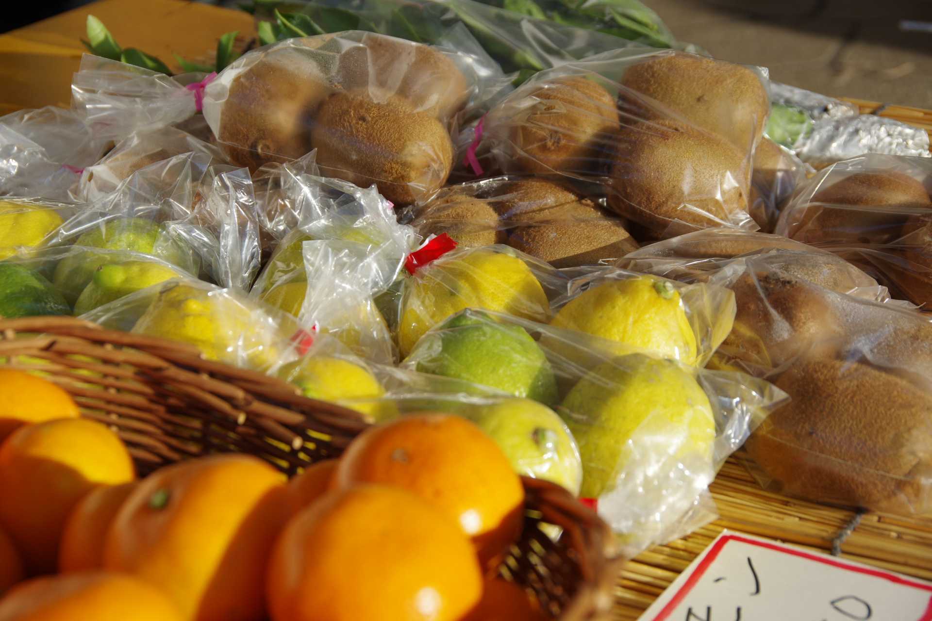 新鮮な野菜も販売された。陳列される野菜の写真