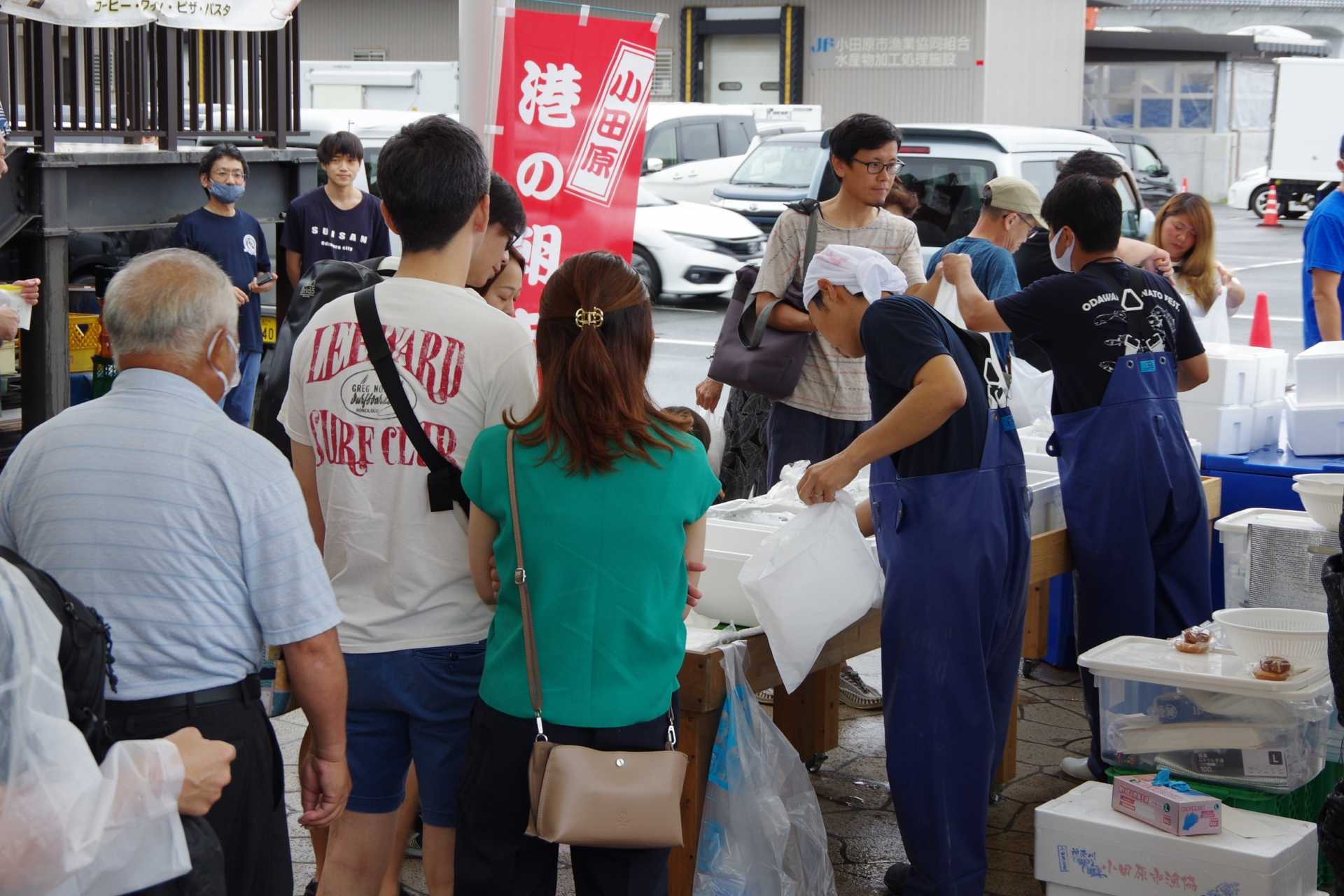 鮮魚販売に行列ができている様子