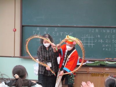 国府津小学校放課後子ども教室において、講師の先生をお招きし、南京玉すだれを披露していただきました。