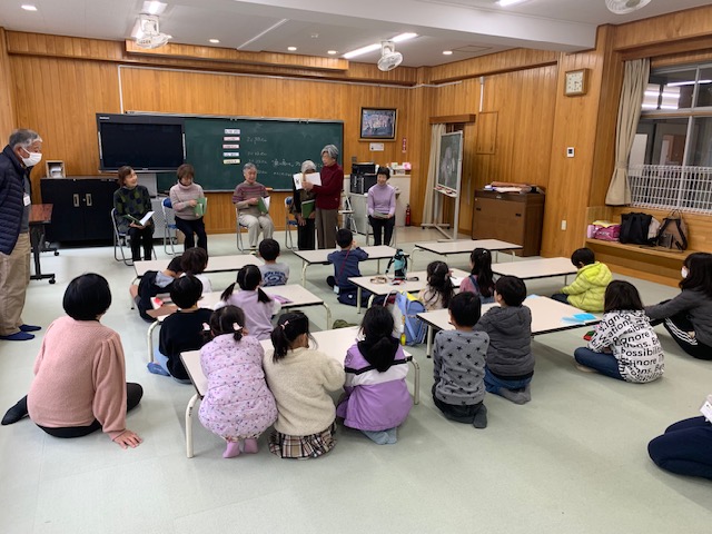 早川小学校放課後子ども教室において、講師をお招きし、読みきかせをしていただきました。静かに座って聞き入っている様子です。