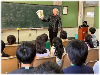 富水小学校放課後子ども教室において、講師をお招きし、マジックを披露していただきました。大きなトランプを使ったマジックです。