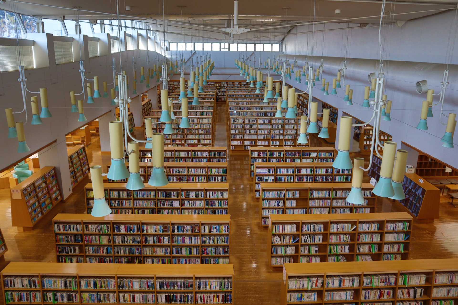 中央図書館の書架の様子