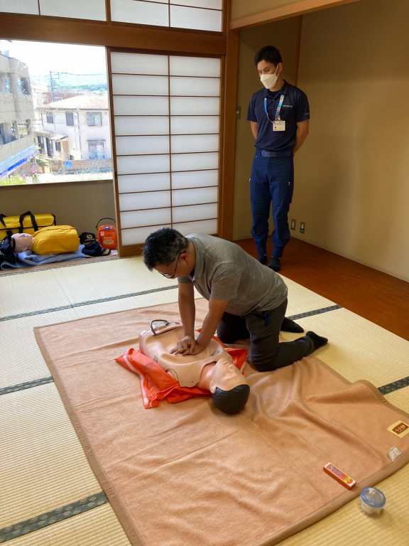 実際に職員が心臓マッサージをしている様子
