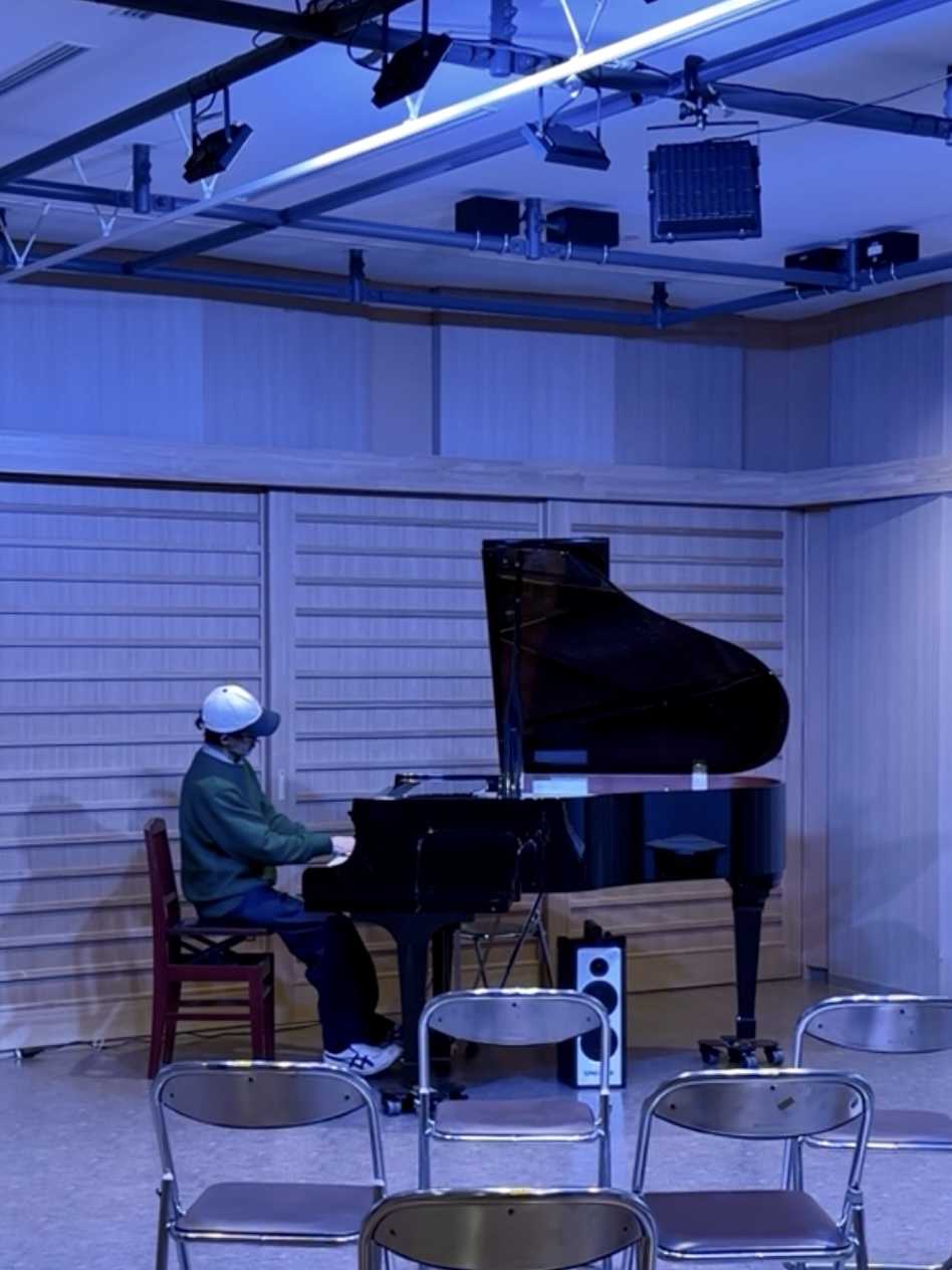 ピアノを弾く男性