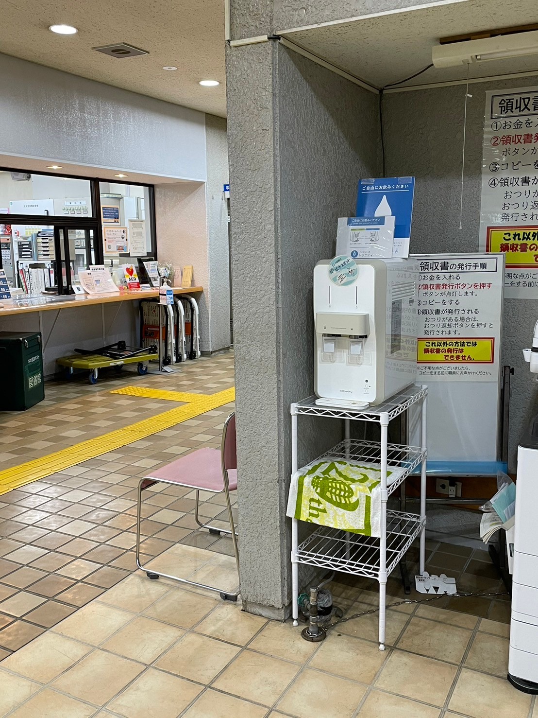 生涯学習センターけやきの2階ロビー内にある自動販売機の横に設置しています。