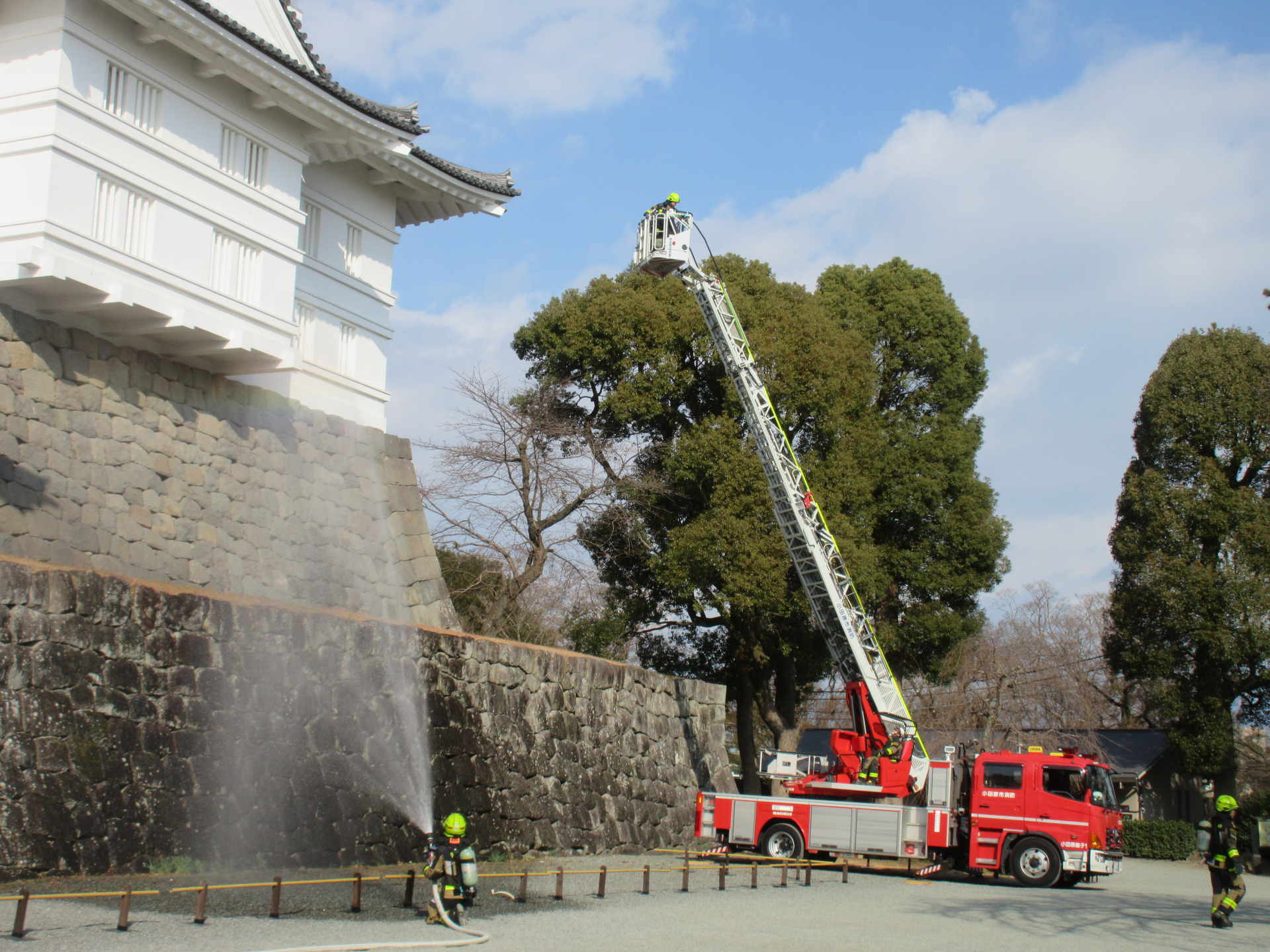 小田原城天守閣で実施された放水訓練の様子（令和６年度）