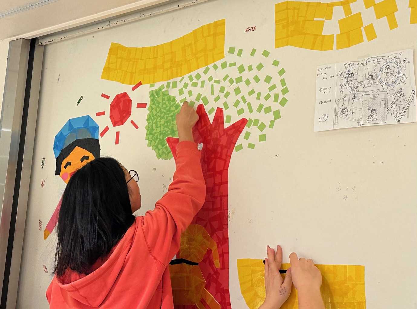 完成した壁の一部（子供がカラーテープで作成したもの）