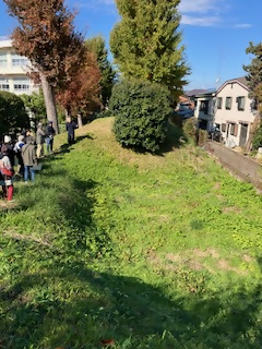 新玉小学校爆弾投下跡