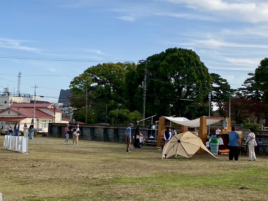 空き地となっている弁財天通りの史跡整備予定地に設置した遊具などに利用者が集まっている様子の画像。