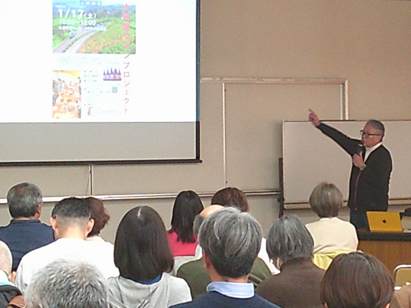 スクリーンを指さし、説明をする鈴木氏