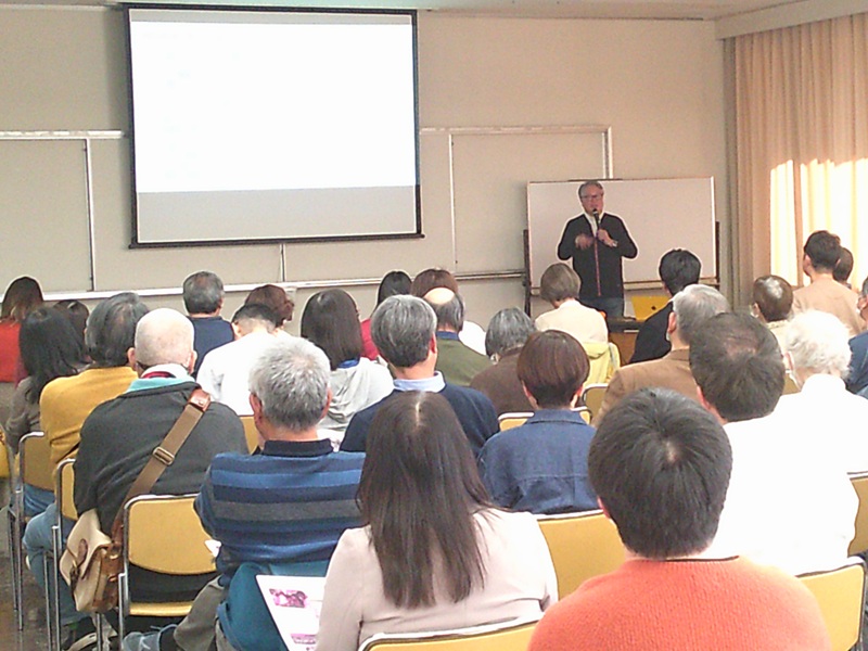 多くの参加者の前で話す鈴木伸幸氏