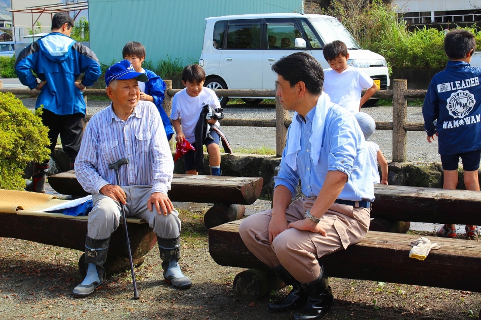 作業の合間に桜井稲作組合の皆さんと懇談1