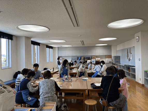 折り紙を折りましょうのイベントで折り紙を折る様子１