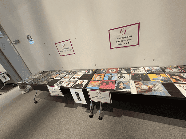 図書館で役目を終えたレコードたち