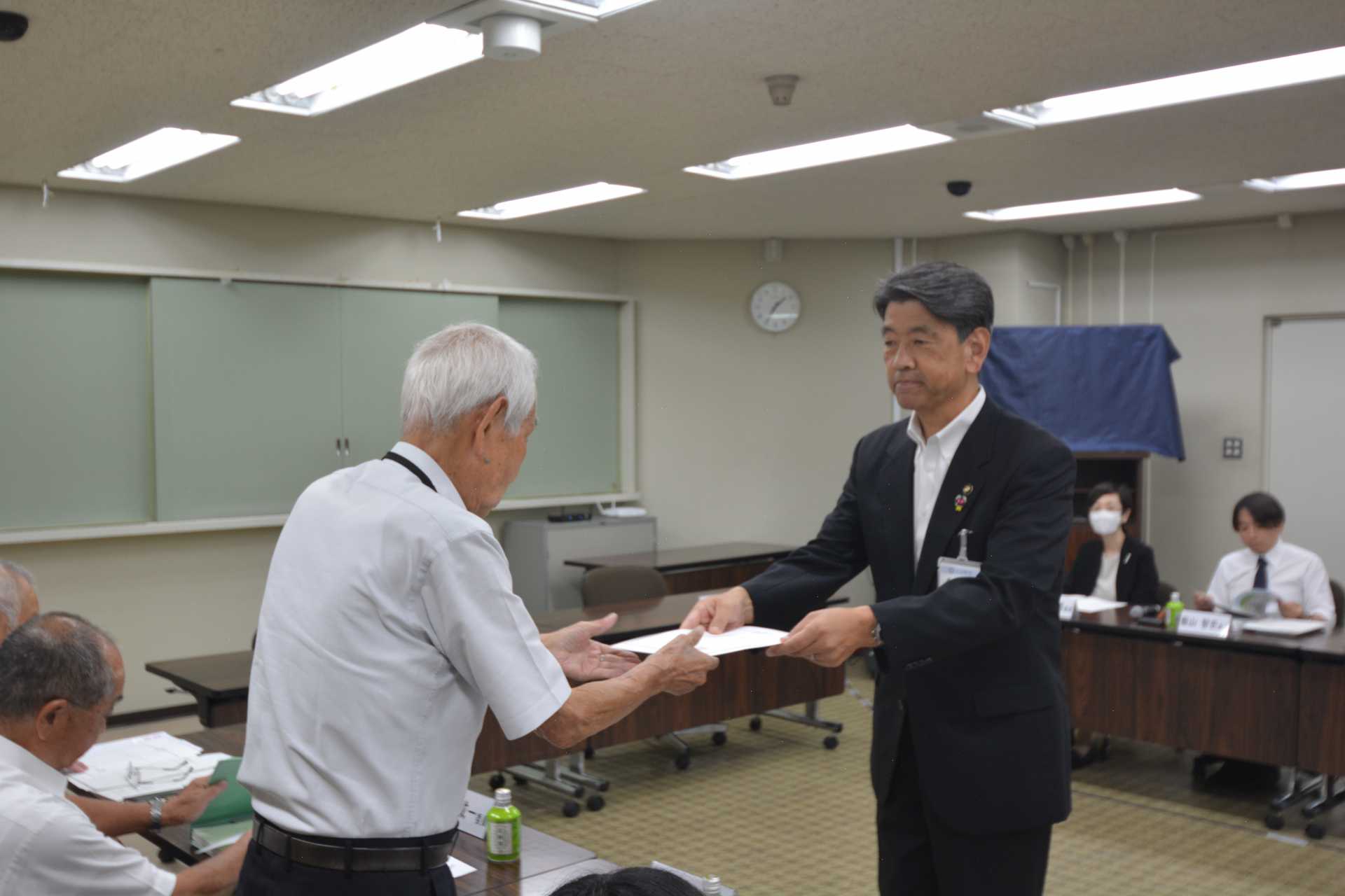 加藤市長から各委員へ委嘱状が交付されました
