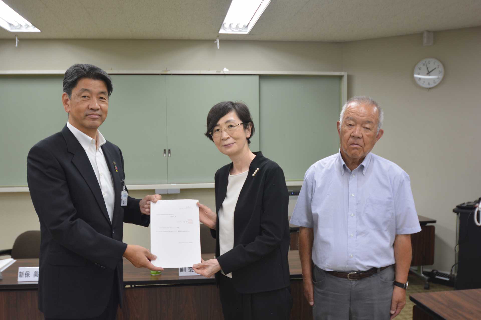 新保委員長と関野副委員長へ諮問書が手渡されました