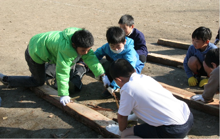 校庭で皮むき