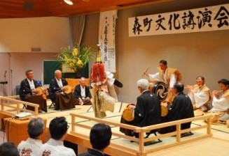 会場内の特設舞台で演じられた「蟷螂舞」