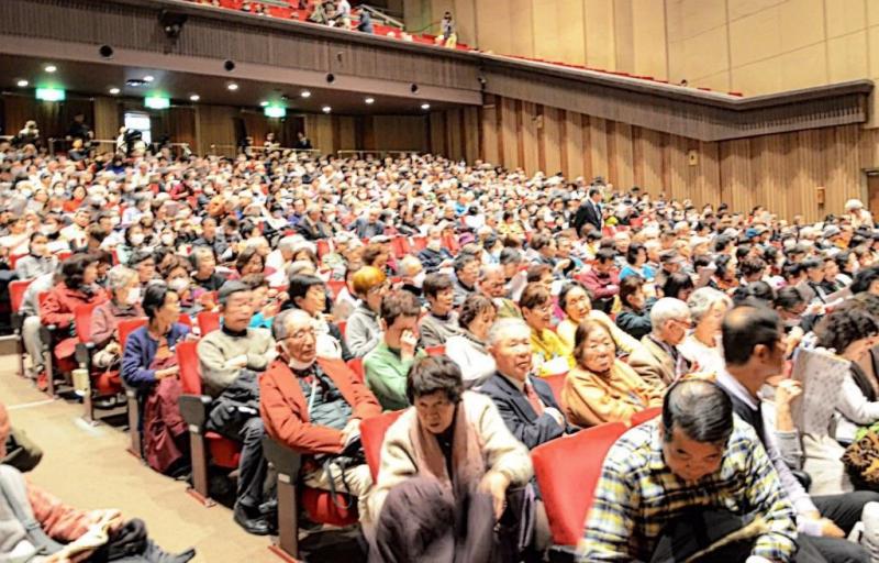 満席の市民会館大ホール