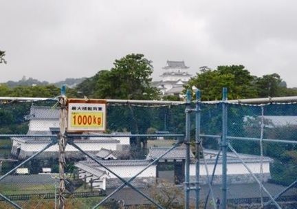 ２階搬入台から見る小田原城と馬出門（写真３）