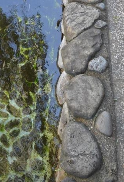 石組の水路（写真１６）