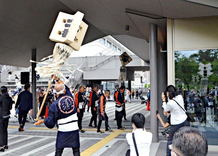 （写真６）纏が振られる中木遣りを先頭に入場