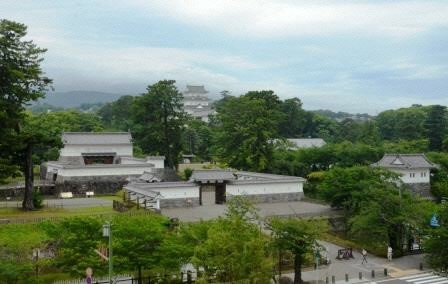 （写真７）三の丸ホール３階から小田原城絶景