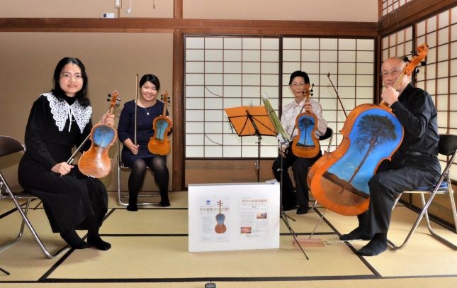 （写真６）TSUNAMI楽器を持つ四重奏団