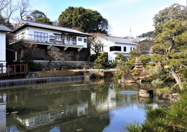 （写真２）庭園から左・本館、右・別館