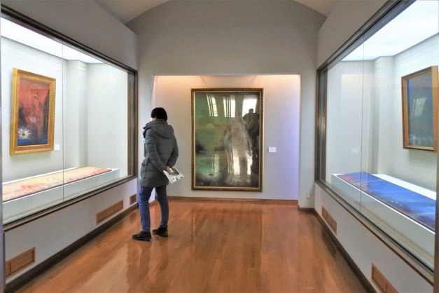 （写真４）別館２階展示室・正面に「止観明静」