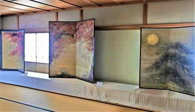 （写真２）本館２階広間に展示された三隻の屏風